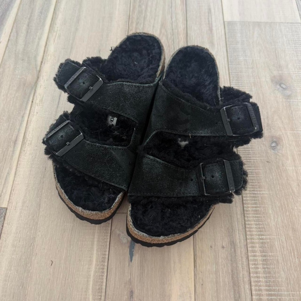 Birkenstock Arizona Shearling black sandals, Size US 7